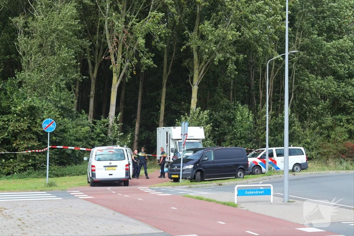 Overleden persoon aangetroffen in bosperceel