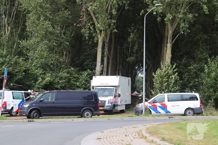 Overleden persoon aangetroffen in bosperceel