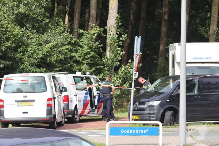 Overleden persoon aangetroffen in bosperceel