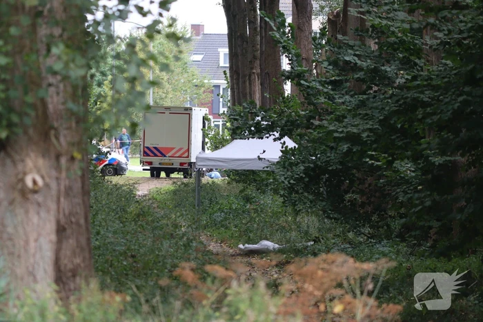 Overleden persoon aangetroffen in bosperceel
