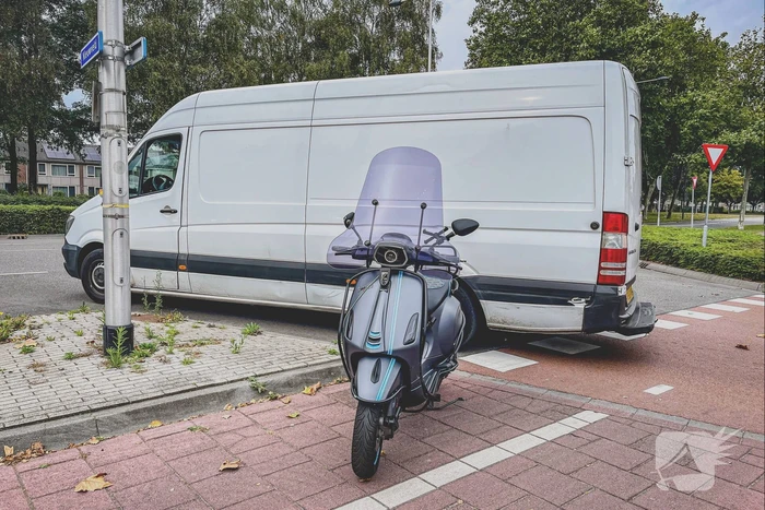Opzittende scooter gewond bij botsing met bestelbus pakketbezorger