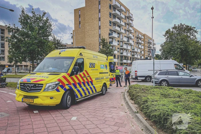 Opzittende scooter gewond bij botsing met bestelbus pakketbezorger