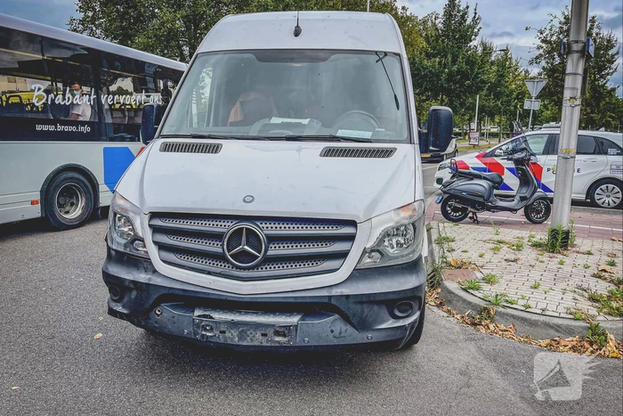 Opzittende scooter gewond bij botsing met bestelbus pakketbezorger