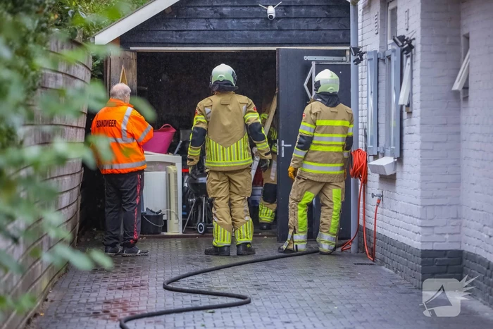 Schuur van woning vat vlam