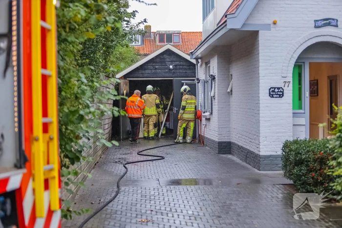Schuur van woning vat vlam