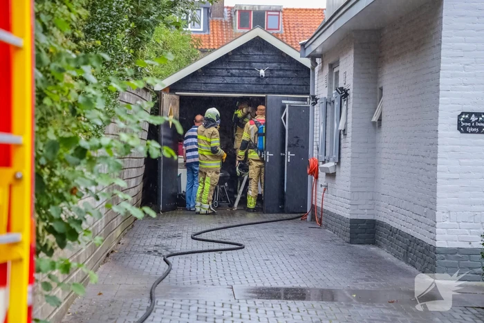 Schuur van woning vat vlam