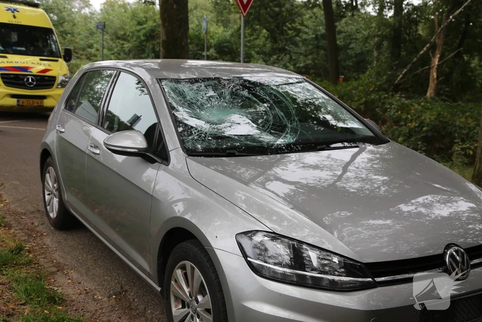 Fietser geschept door auto