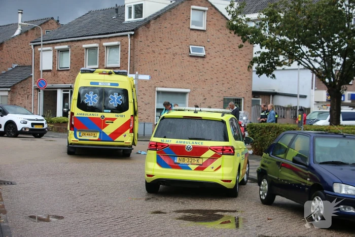 Scooterrijder met spoed naar ziekenhuis bij botsing met auto