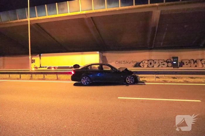 Personenauto crashed op snelweg