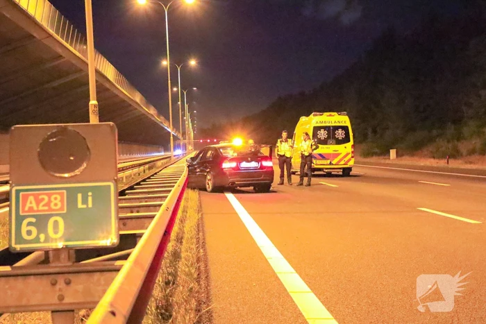 Personenauto crashed op snelweg