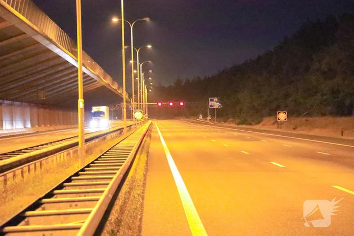Personenauto crashed op snelweg