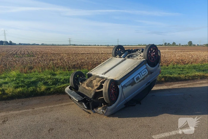 45-km voertuig botst op zandberg en belandt op zijn kop