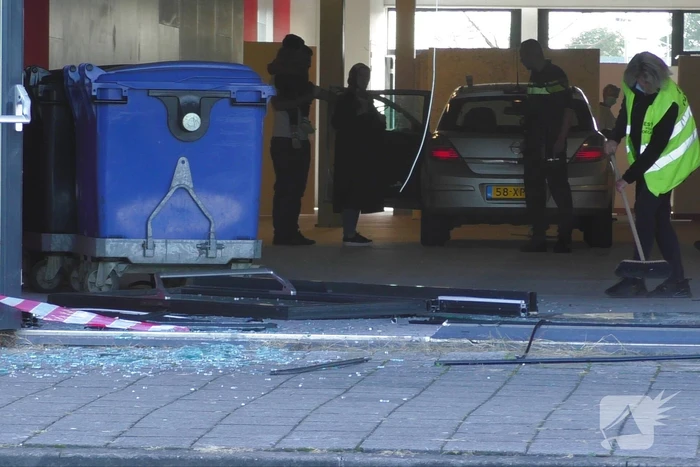 Automobilist rijdt door ruit vaccinatiecentrum Zeelandhallen