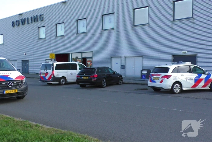 Automobilist rijdt door ruit vaccinatiecentrum Zeelandhallen