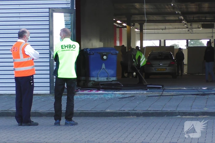 Automobilist rijdt door ruit vaccinatiecentrum Zeelandhallen