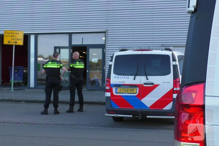 Automobilist rijdt door ruit vaccinatiecentrum Zeelandhallen