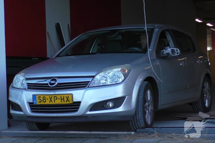 Automobilist rijdt door ruit vaccinatiecentrum Zeelandhallen