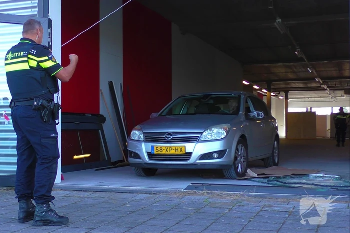 Automobilist rijdt door ruit vaccinatiecentrum Zeelandhallen