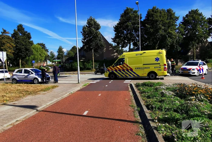 Scooterrijder aangereden door auto op rotonde