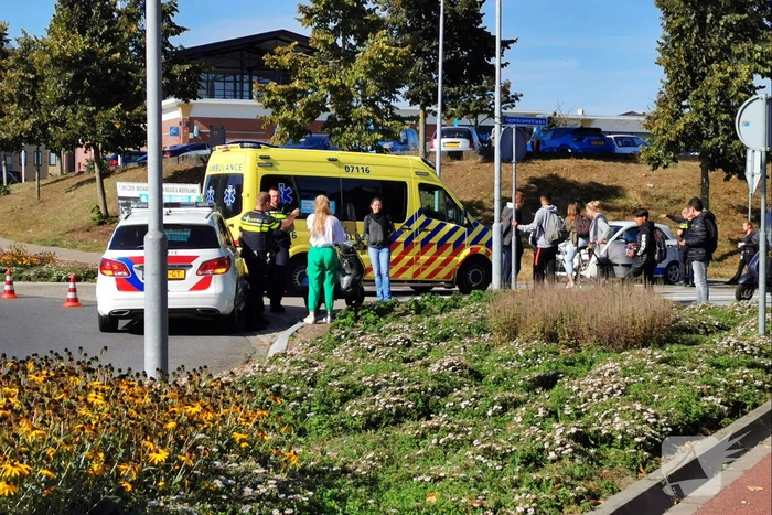 Scooterrijder aangereden door auto op rotonde