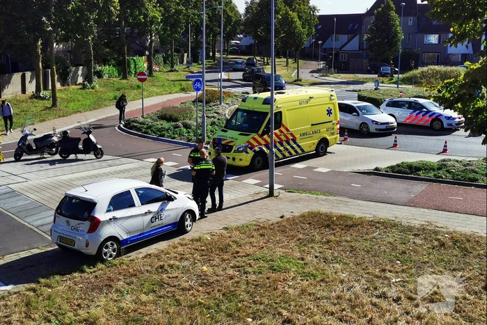 Scooterrijder aangereden door auto op rotonde