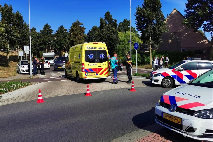 Scooterrijder aangereden door auto op rotonde