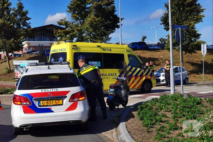 Scooterrijder aangereden door auto op rotonde