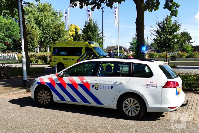 Twee fietsers botsen op kruising