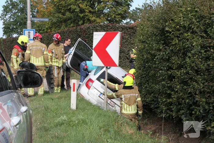 Man, vrouw en kind gewond nadat auto in greppel belandt