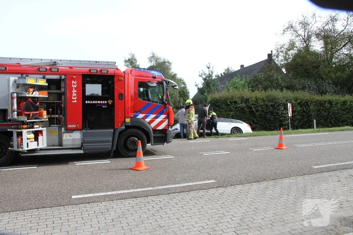 Man, vrouw en kind gewond nadat auto in greppel belandt