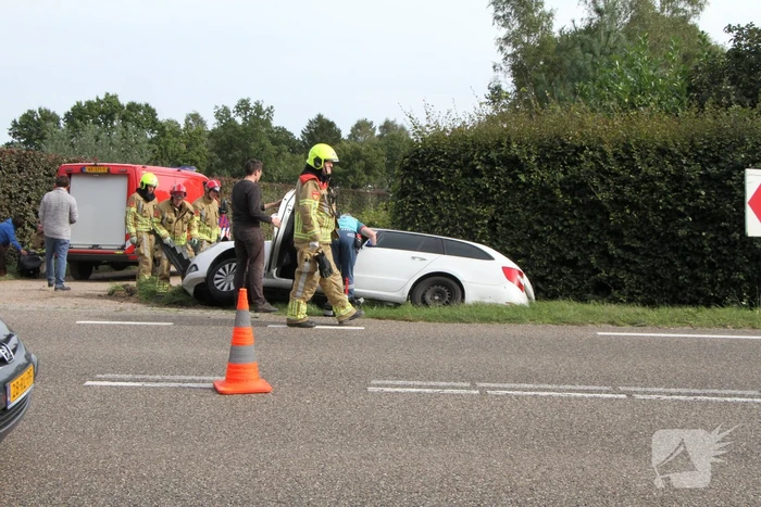 Man, vrouw en kind gewond nadat auto in greppel belandt