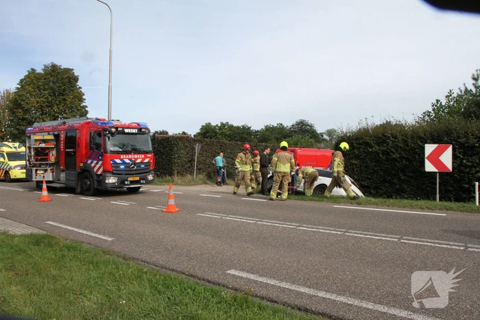Man, vrouw en kind gewond nadat auto in greppel belandt