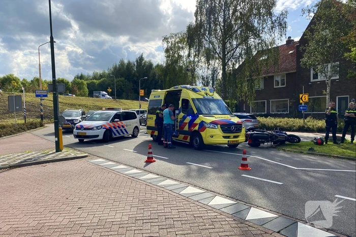 Motorrijder raakt gewond bij botsing met personenauto