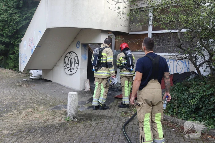 Afval in brand bij leegstand kantoorpand