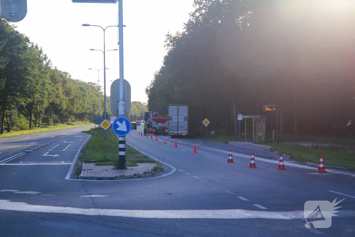 Enorm lang benzinespoor door lekgereden tank van vrachtwagen