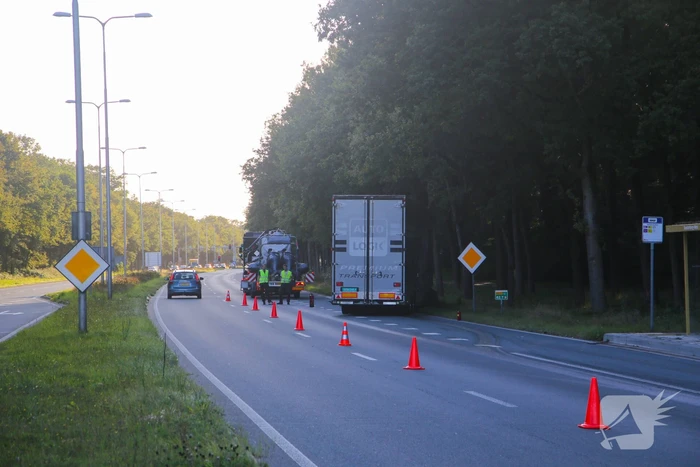 Enorm lang benzinespoor door lekgereden tank van vrachtwagen