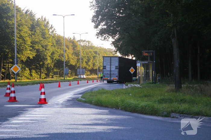Enorm lang benzinespoor door lekgereden tank van vrachtwagen