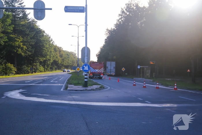 Enorm lang benzinespoor door lekgereden tank van vrachtwagen
