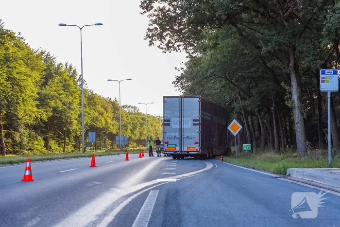 Enorm lang benzinespoor door lekgereden tank van vrachtwagen