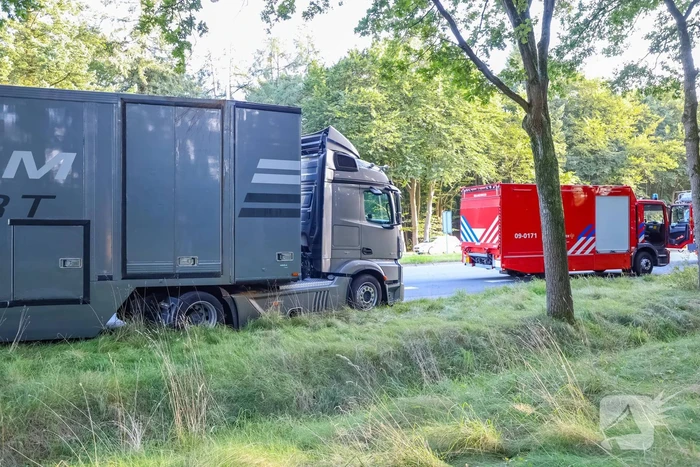 Enorm lang benzinespoor door lekgereden tank van vrachtwagen