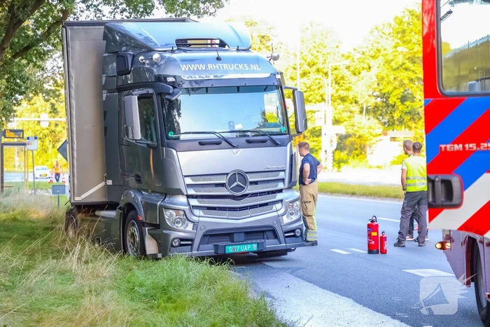 Enorm lang benzinespoor door lekgereden tank van vrachtwagen