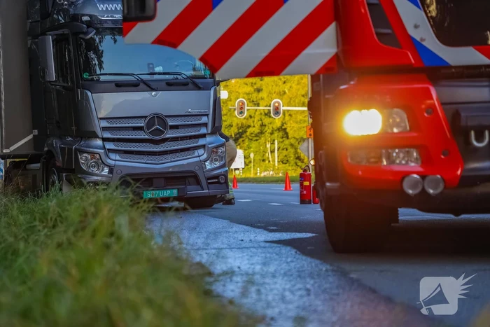 Enorm lang benzinespoor door lekgereden tank van vrachtwagen