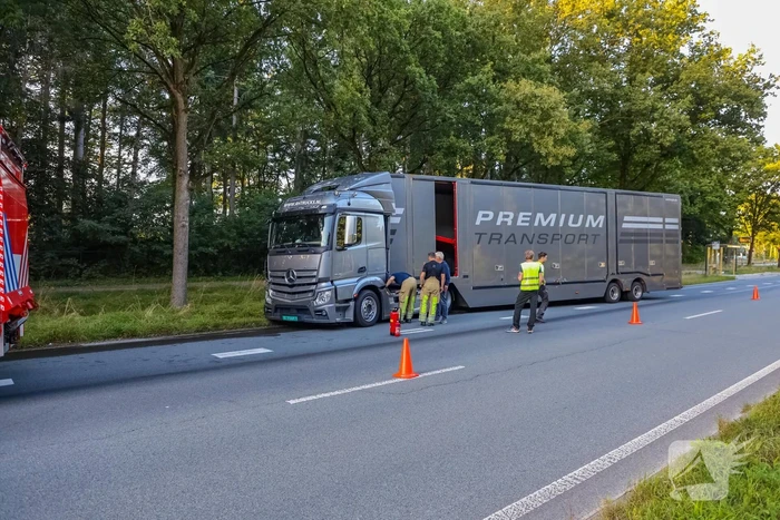 Enorm lang benzinespoor door lekgereden tank van vrachtwagen