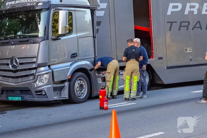 Enorm lang benzinespoor door lekgereden tank van vrachtwagen
