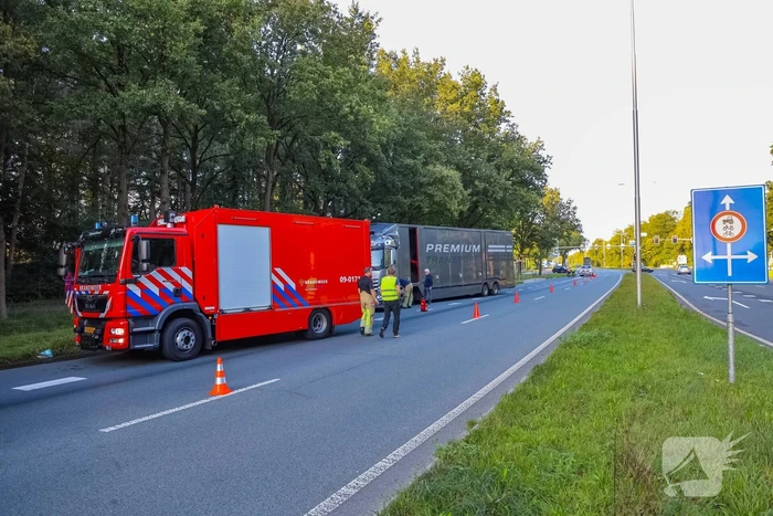 Enorm lang benzinespoor door lekgereden tank van vrachtwagen