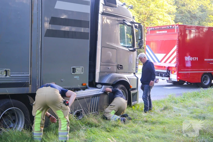 Enorm lang benzinespoor door lekgereden tank van vrachtwagen