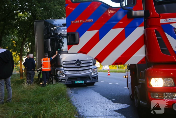 Enorm lang benzinespoor door lekgereden tank van vrachtwagen