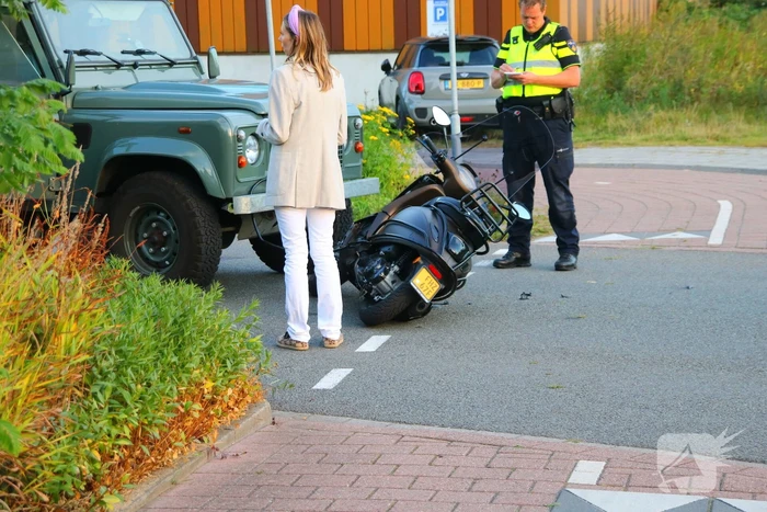 Bestuurster brommer aangereden door jeep