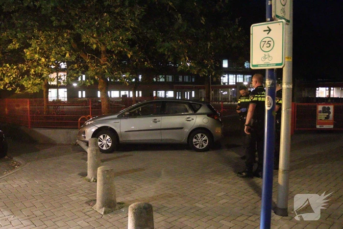 Auto komt op betonnen paal tot stilstand