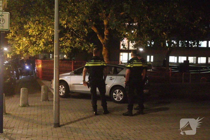 Auto komt op betonnen paal tot stilstand